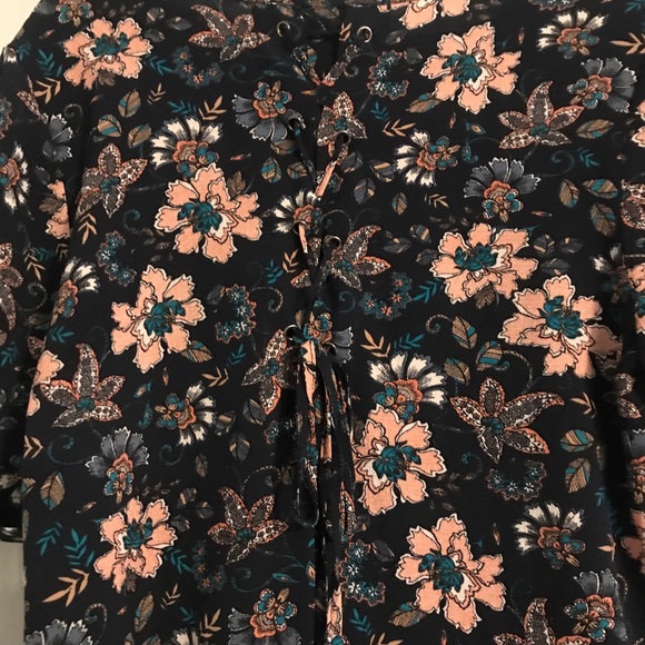 ๐HP๐ NWOT Floral top w/ lace up back - Picture 5 of 7